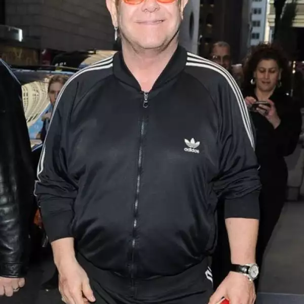 En 1975 Elton John escandalizó a la opinión pública con ciertas declaraciones sobre su homosexualidad, aunque después se casó con una mujer para luego divorciarse y aceptar que era gay.