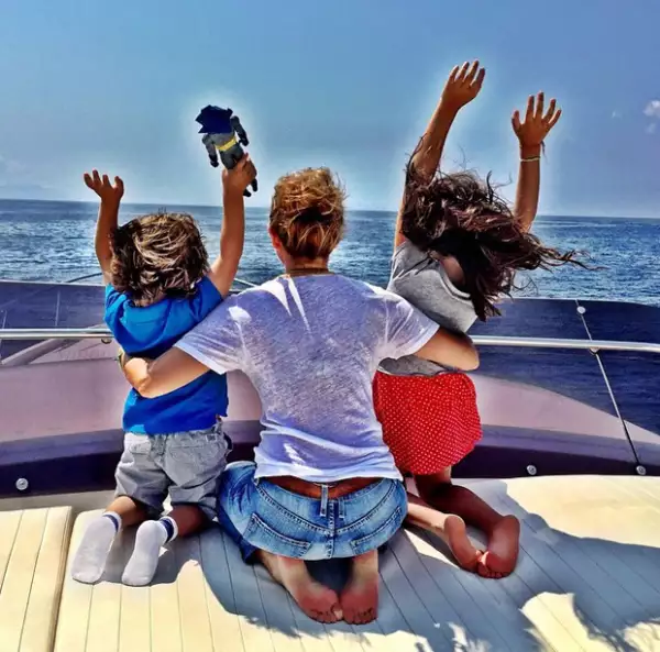 Sabrina y Matthew con mamá en sus vacaciones en Italia.