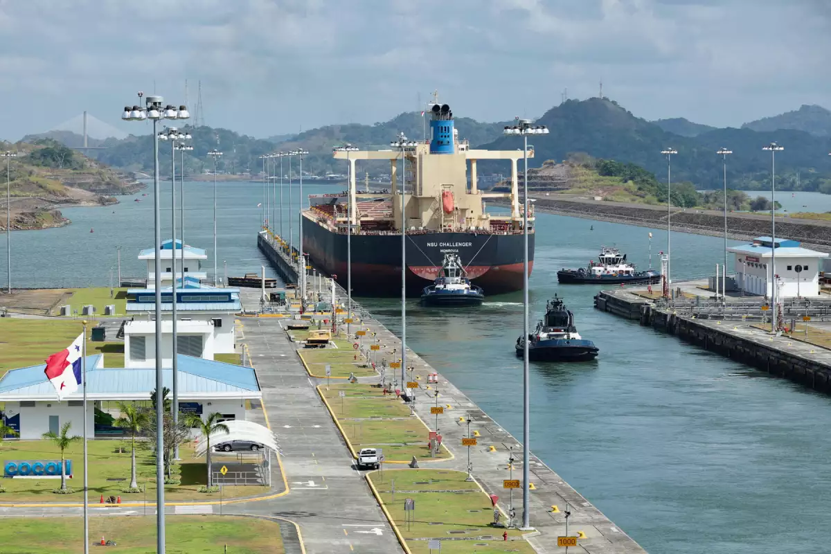 FOTO DE ARCHIVO: El granelero Monrovia NSU CHALLENGER transita por el canal ampliado a través de las esclusas de Cocoli en el Canal de Panamá, en las afueras de la ciudad de Panamá, Panamá, el 19 de abril de 2023.
