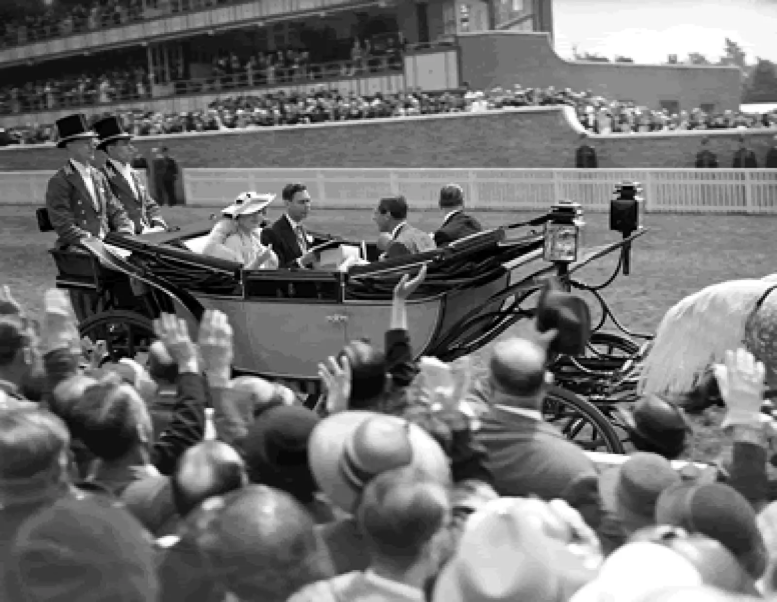 Isabel II se convirtió en reina a los 25 años el 6 de febrero de 1952, luego de la muerte de su padre Jorge VI.