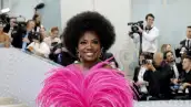 Viola Davis acudió a la Met Gala en un vestido de color rosa. 