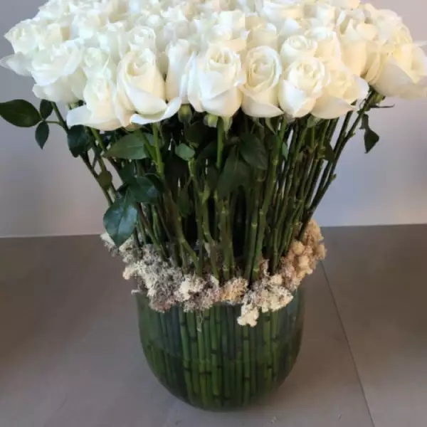 Kim Kardashian recibió decenas de flores por su cumple 37