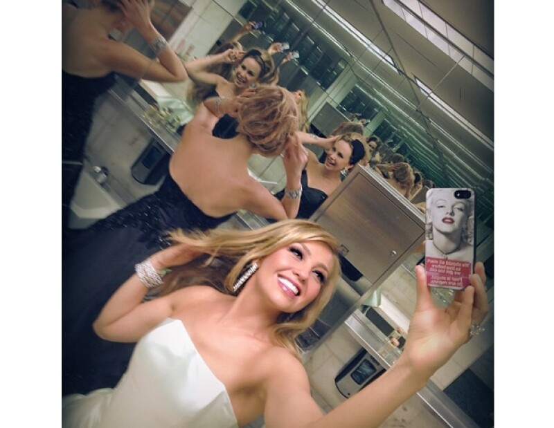 Thalía compartió una selfie desde el baño de la gala.