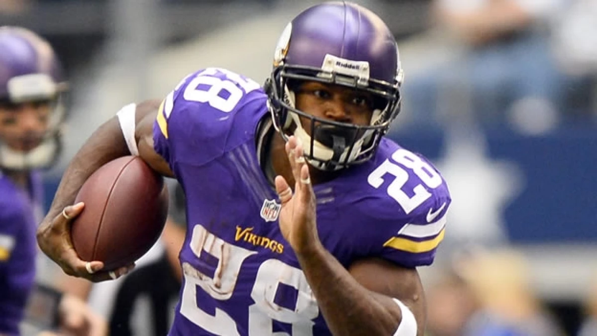 El corredor Adrian Peterson será reinstalado para jugar en la NFL este viernes tras ser suspendido por disciplinar a su hijo