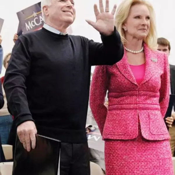 Cindy en un traje de teed que combinó, una vez más, con perlas.