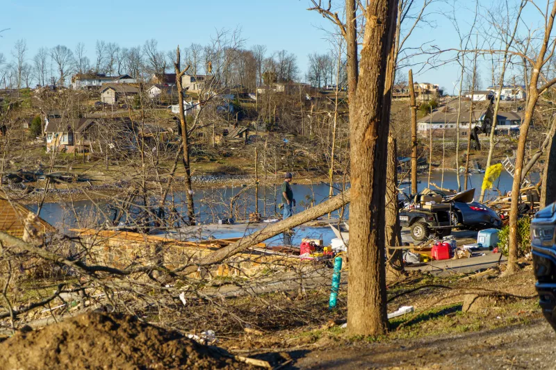 Un daño intenso es visto después de que un tornado irrumpiera en varios estados de Estados Unidos el 11 de diciembre de 2021 en el área de Cambridge Shores in Gilbertsville, Kentucky. 
