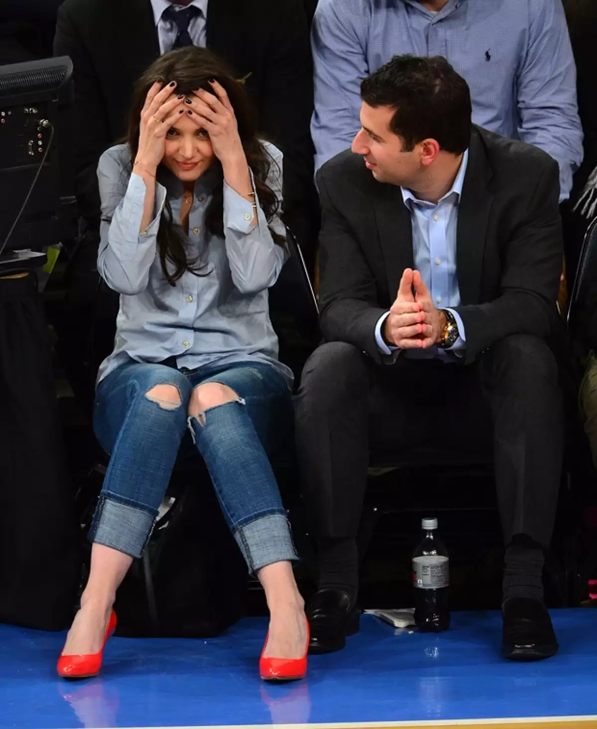 Katie estaba de muy buen humor durante el juego, por lo que su agente se veía divertido por su actitud.