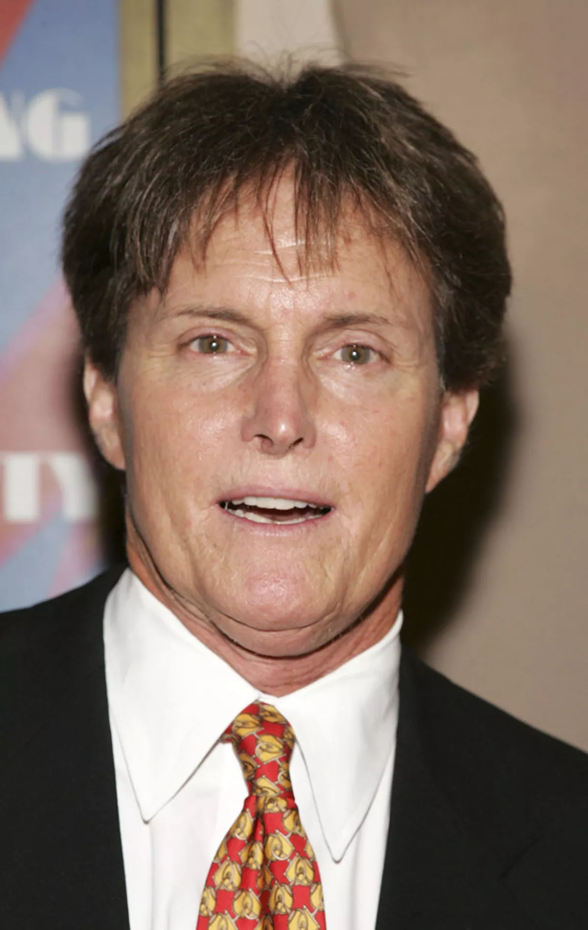 Bruce Jenner de nuevo con el cabello corto.