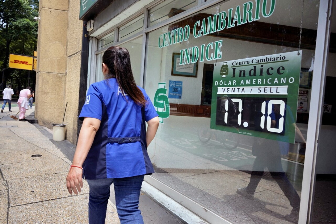 El superpeso reduce el costo de la deuda, pero golpea los ingresos petroleros