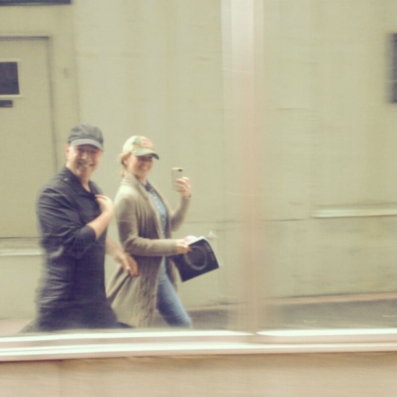 Con tal de no perder la puntualidad, Thalía y Tommy decidieron caminar a su destino por las calles de Nueva York.