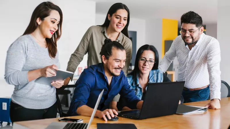 Los expertos recomiendan a los jefes entender el talento natural del empleado para reubicarlo mejor en los grupos de trabajo. 