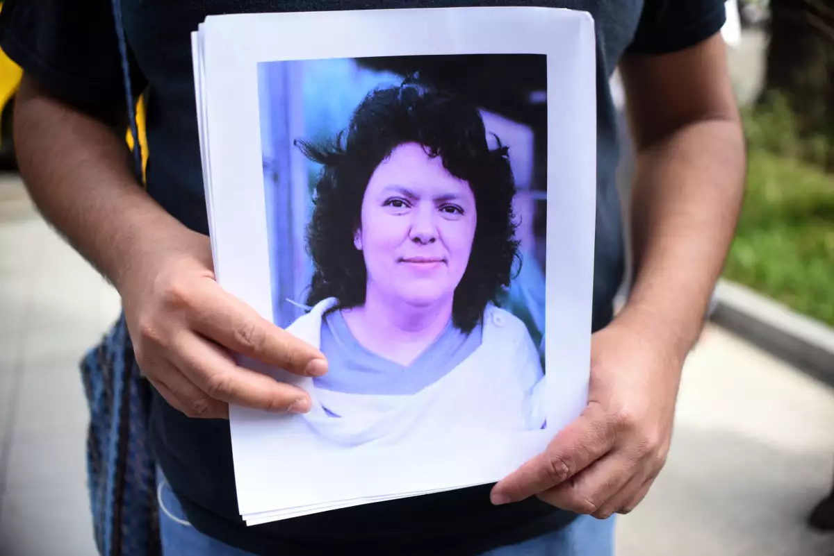 Berta Cáceres fue asesinada tras oponerse a un proyecto hidroeléctrico que desplazaría a cientos de familias de una etnia en Honduras.