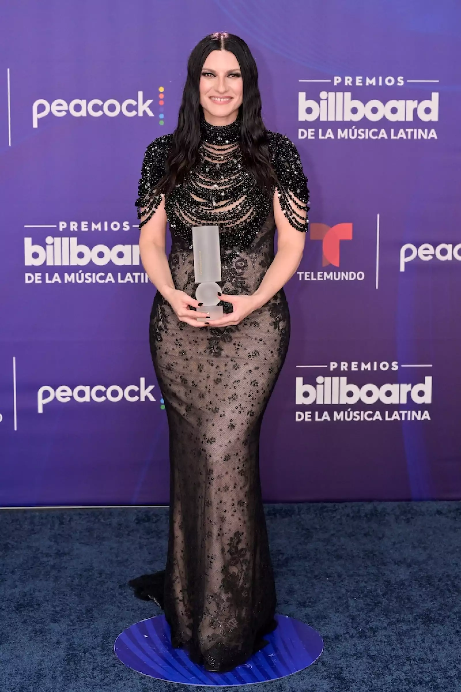 Laura Pausini lleva el último vestido que le diseñó Giorgio Armani a los Premios Billboard de la música latina