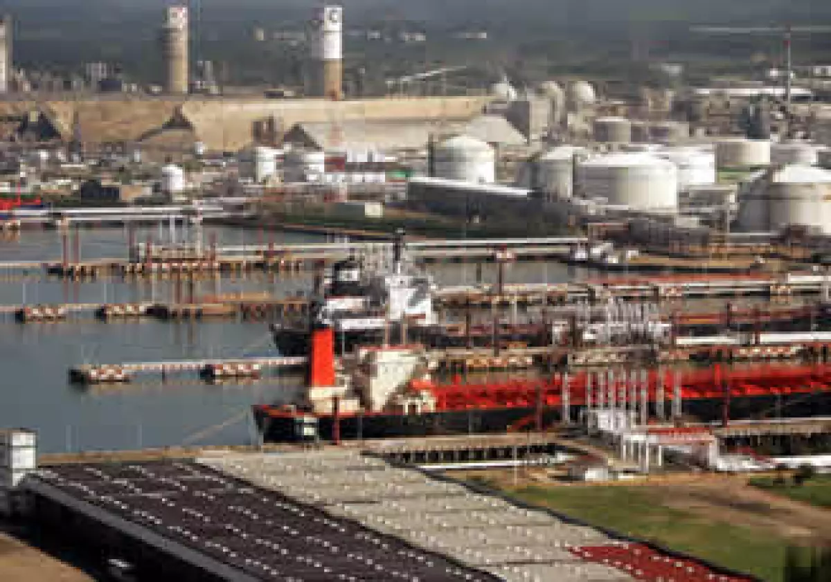La calificación de deuda de Pemex está muy ligada a la del Gobierno, por lo que podría sufrir con la baja. (Foto: Archivo AP)