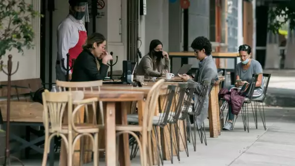 Restaurantes de las colonia Roma y Condesa continúan laborando con las medidas de prevención ante la pandemia de Covid-19. Según el presidente de la Canirac, 90,000 de estos comercios han cerrado tras las pérdidas económicas.