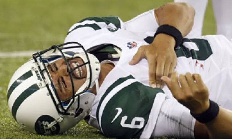 Según los demandantes, la liga acelera su regreso a las canchas aún con una lesión. (Foto: Reuters)