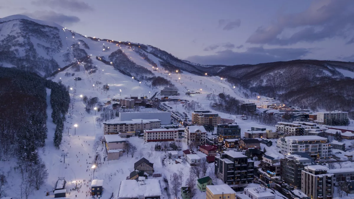 Niseko, Japón, es uno de los destinos favoritos para esquiar y deportes de invierno. 