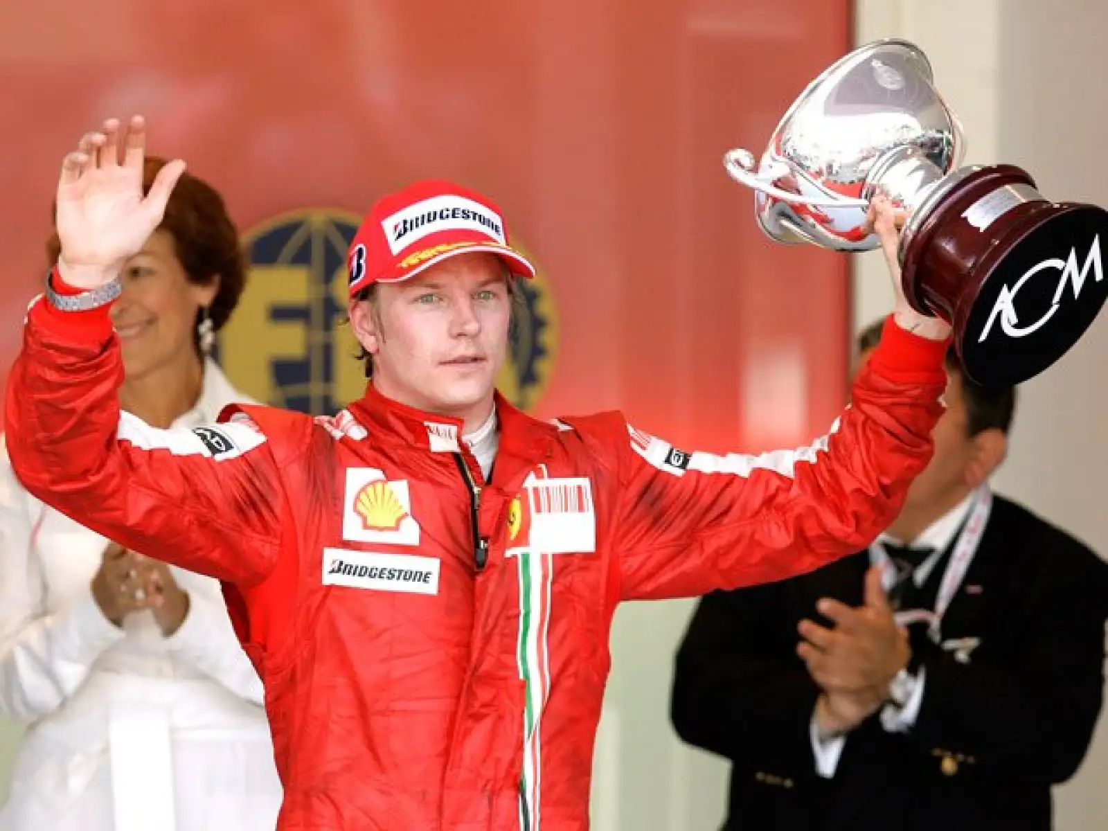 El segundo de la lista es el piloto de Fórmula 1 mejor pagado del mundo, el finlandés Kimi Raikkonen, que en octubre cumplirá los 30 años y que tiene contrato con Ferrari hasta finales de 2010.