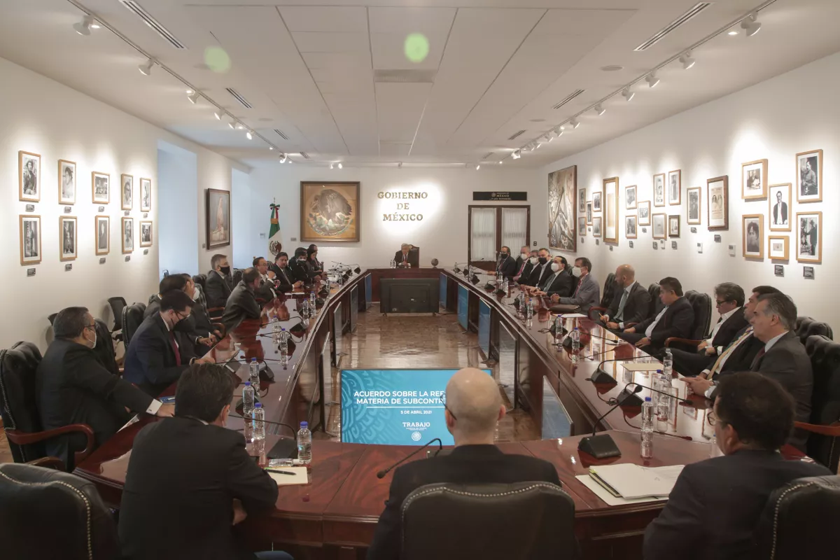 El presidente AMLO anunció un acuerdo con organismos empresariales y sindicatos para regular la subcontratación o outsoursing en México. 