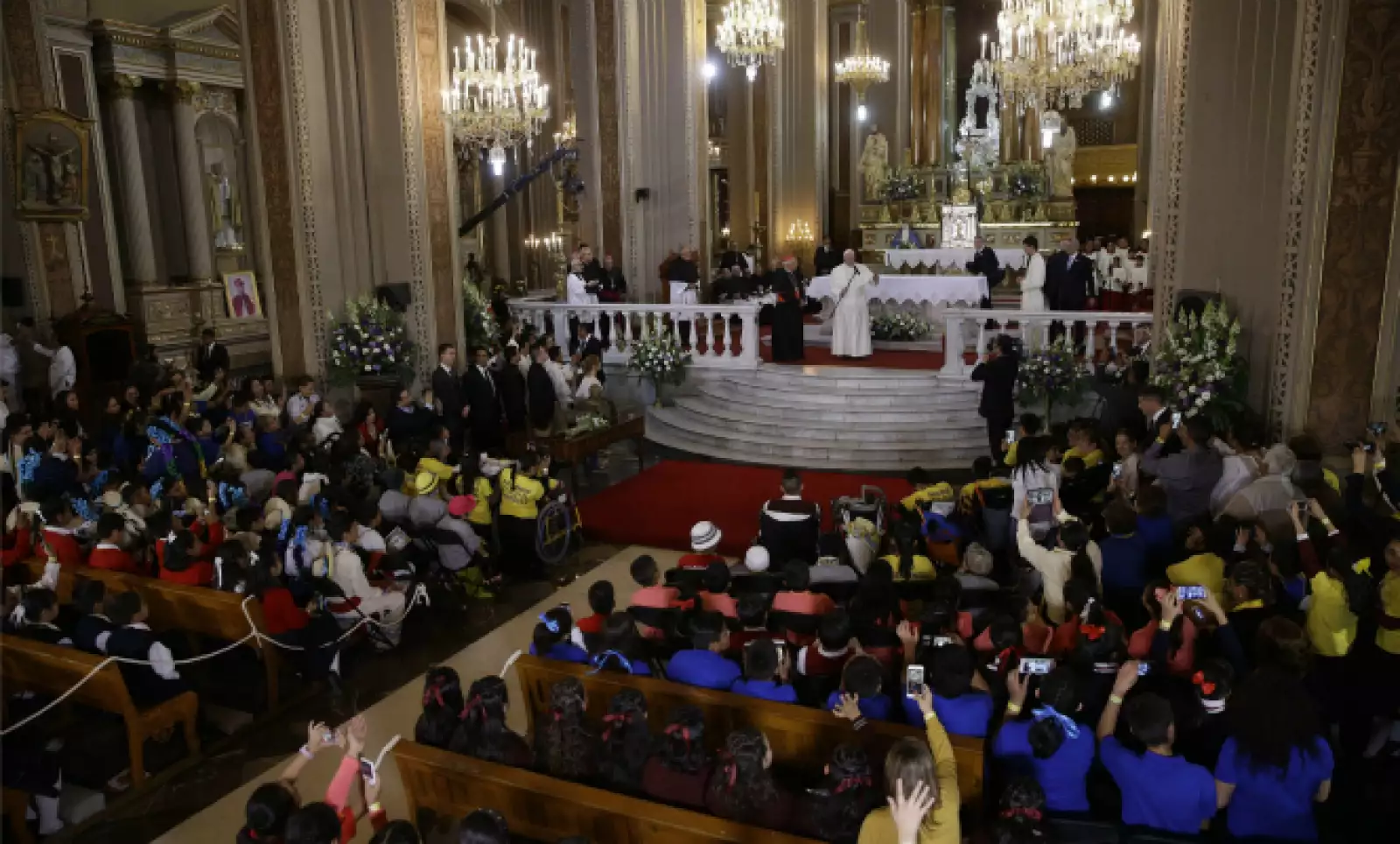 El papa habló frente a un grupo de 600 niños, a quienes les pidió, como es costumbre, rezar por él.