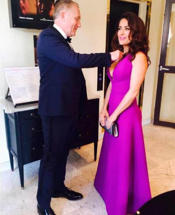 La actriz publicó esta imagen en la que vemos a su esposo pendiente de todos los detalles del look de su esposa.