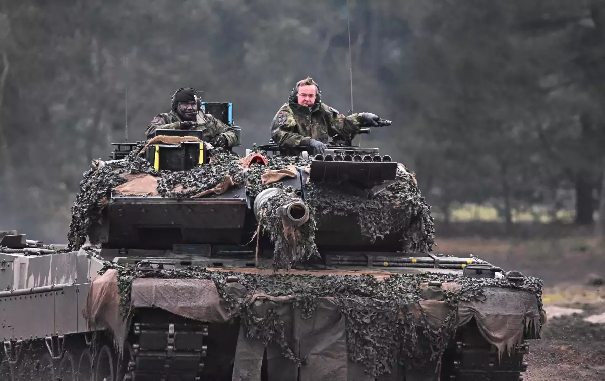 El ministro de Defensa, Boris Pistorius, maneja un tanque en su visita para ver los tanques Leopard 2 que entregará a Ucrania.  