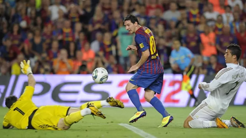 Lionel Messi anota ante el Real Madrid