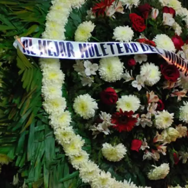 Varios han sido lo que mostraron sus condolencias a la familia, enviando coronas.