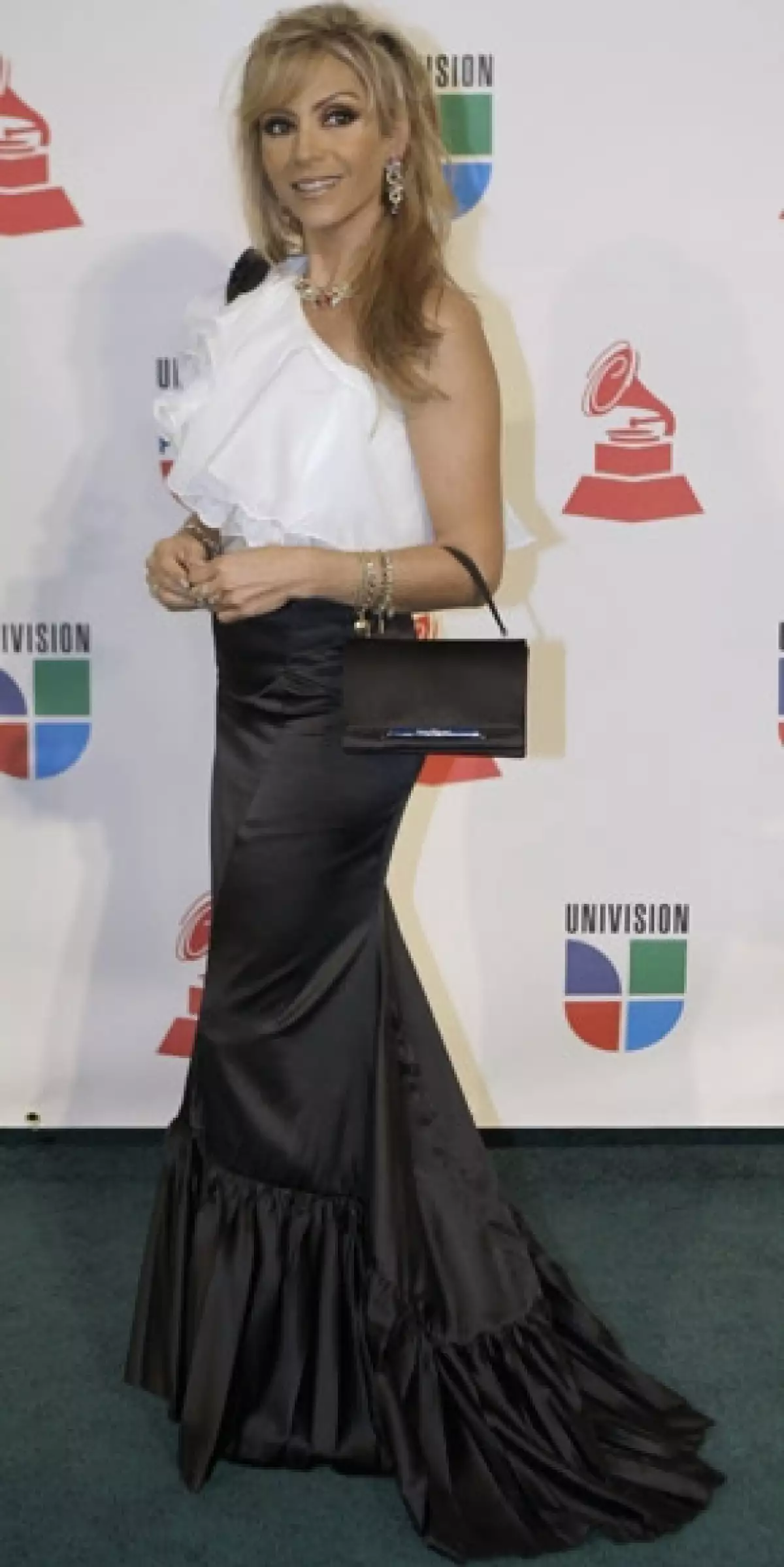 La actriz dijo que el percance en la telenovela Mi Pecado, en la que participa, le ha afectado las vértebras cervicales.