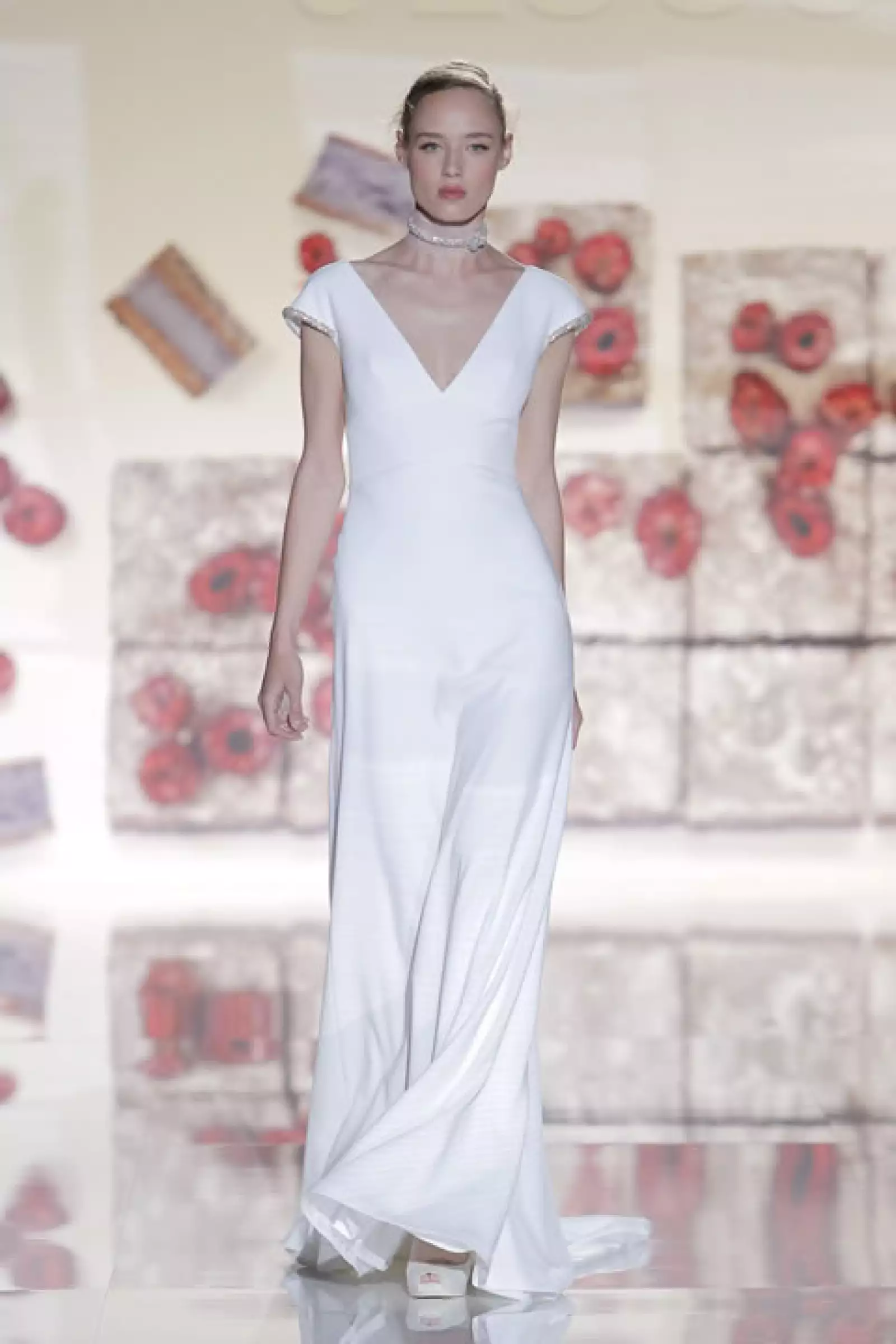 Vestido en V con detalles de cristal en las mangas.