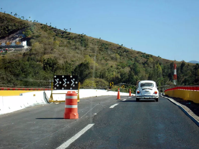 Las carreteras México-Puebla y México-Cuernavaca presentan cierres por accidentes y mantenimiento