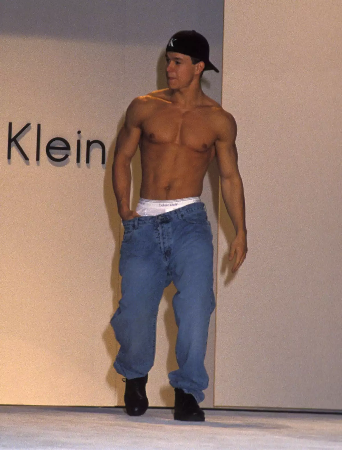 Mark Wahlberg desfila para Calvin Klein en 1993.