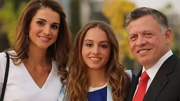La segunda hija de el rey Abdullah II y la reina Rania de Jordania ha empezado a hacer apariciones en público robando más de una mirada.