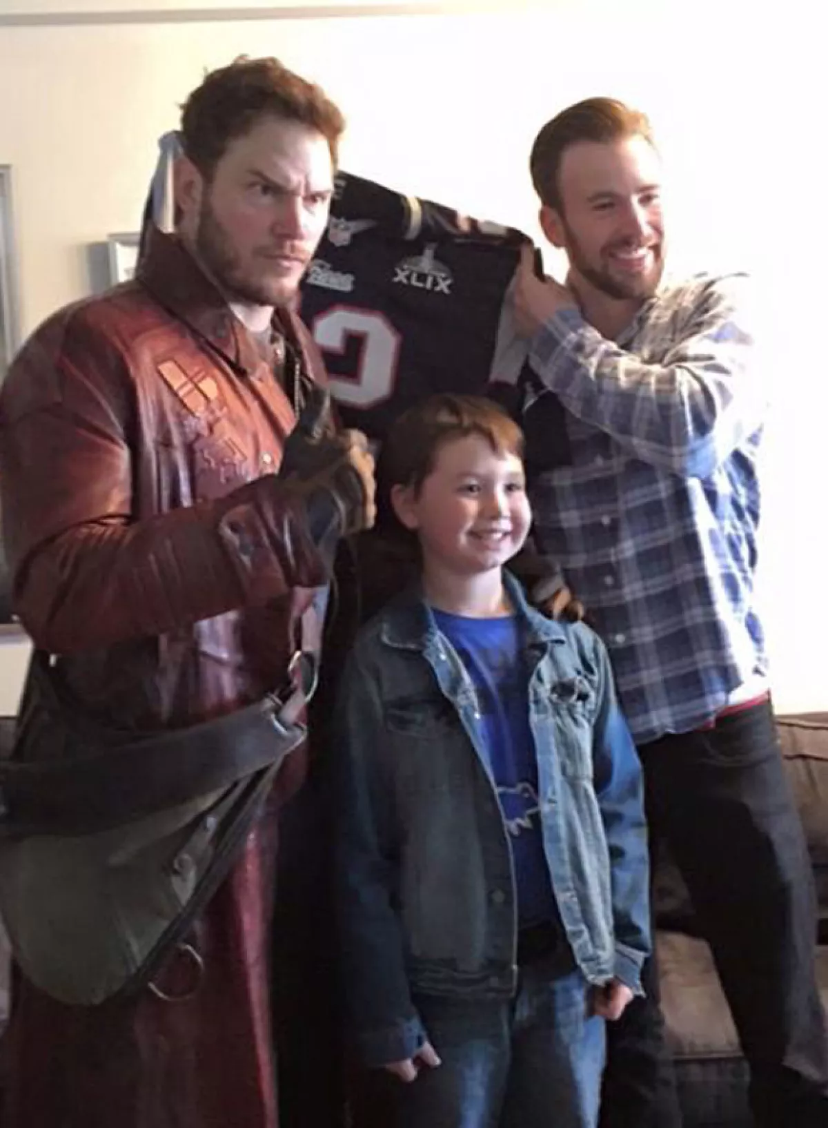 Chris Pratt y Chris Evans en su visita al hospital infantil de Boston.