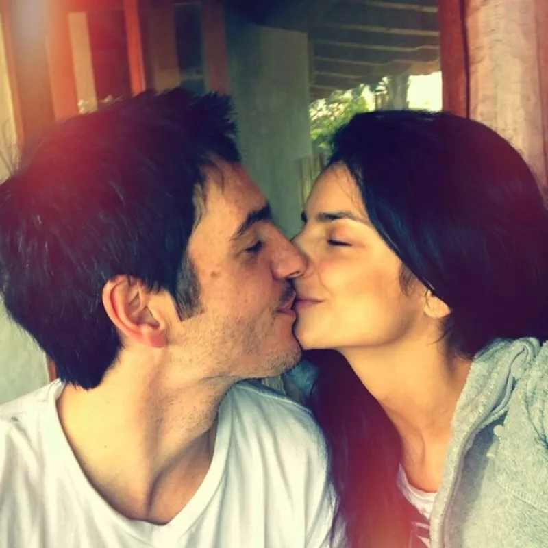 Con un tierno beso, la pareja le dice al mundo cuánto se aman.