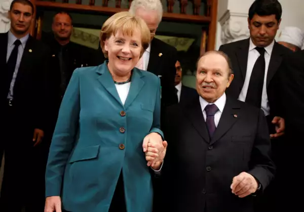 La canciller alemana Angela Merkel y el presidente de Argelia Bouteflika se toman la mano en un encuentro en Argel en 2008. 