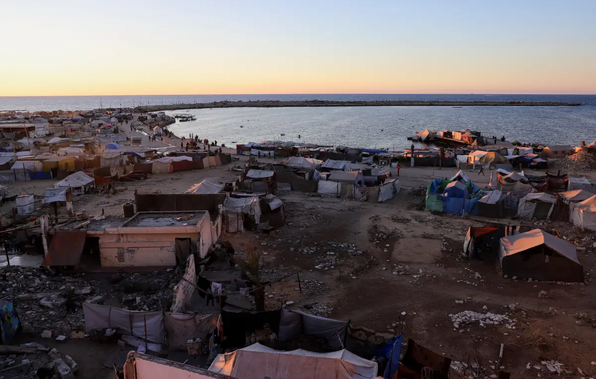 Los palestinos desplazados se refugian en tiendas de campaña después de huir de sus hogares debido a la ofensiva militar israelí en la ciudad de Gaza, el 7 de octubre de 2025.