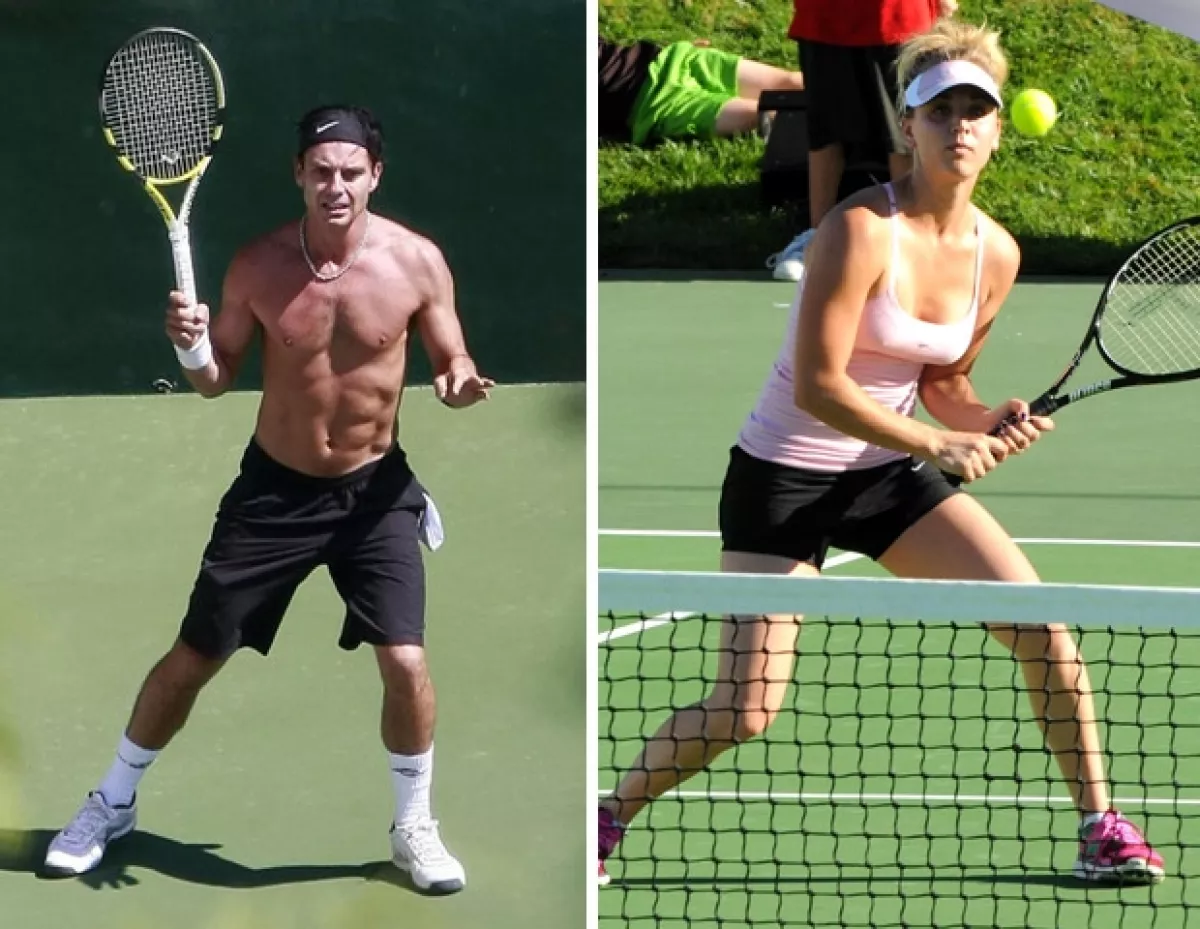 Gavin Rossdale y Kaley Cuoco practican el tenis.