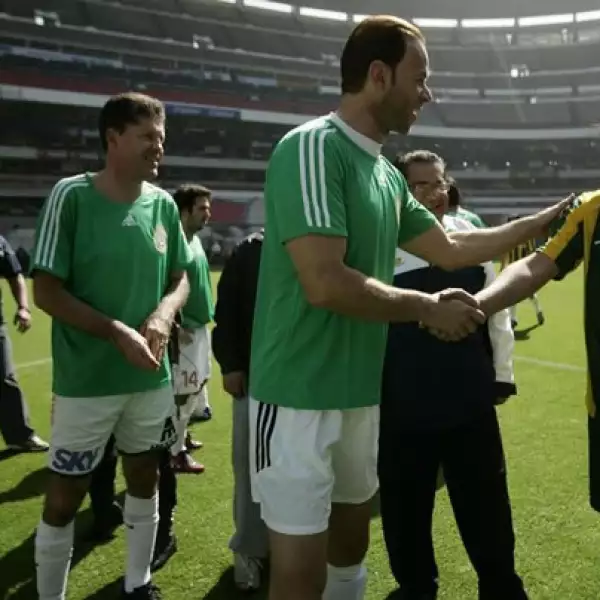 Diego saludando a Zague, uno de los comentaristas de Televisa Deportes.