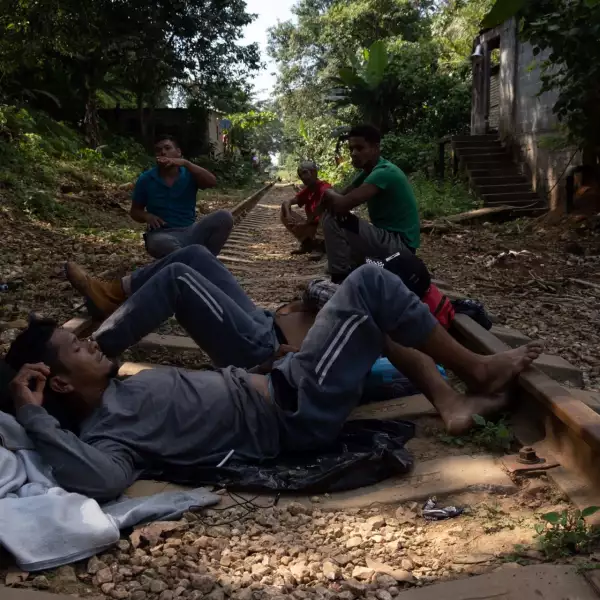 Migrantes hondureños continúan su camino sobre las vías del tren rumbo a Coatzacoalcos donde esperan poder abordar el tren La Bestia para cumplir con su objetivo de llegar a Estados Unidos. Durante la noche algunos deciden descansar para antes del amanecer continuar caminado.