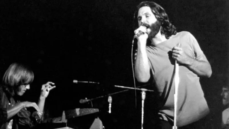 Jim Morrison durante un concierto