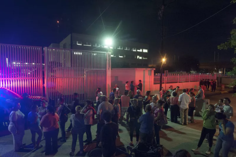 Elementos de seguridad vigilan las afueras del penal de Topo Chico, en Nuevo León, luego de que se registrara una riña por la madrugada.