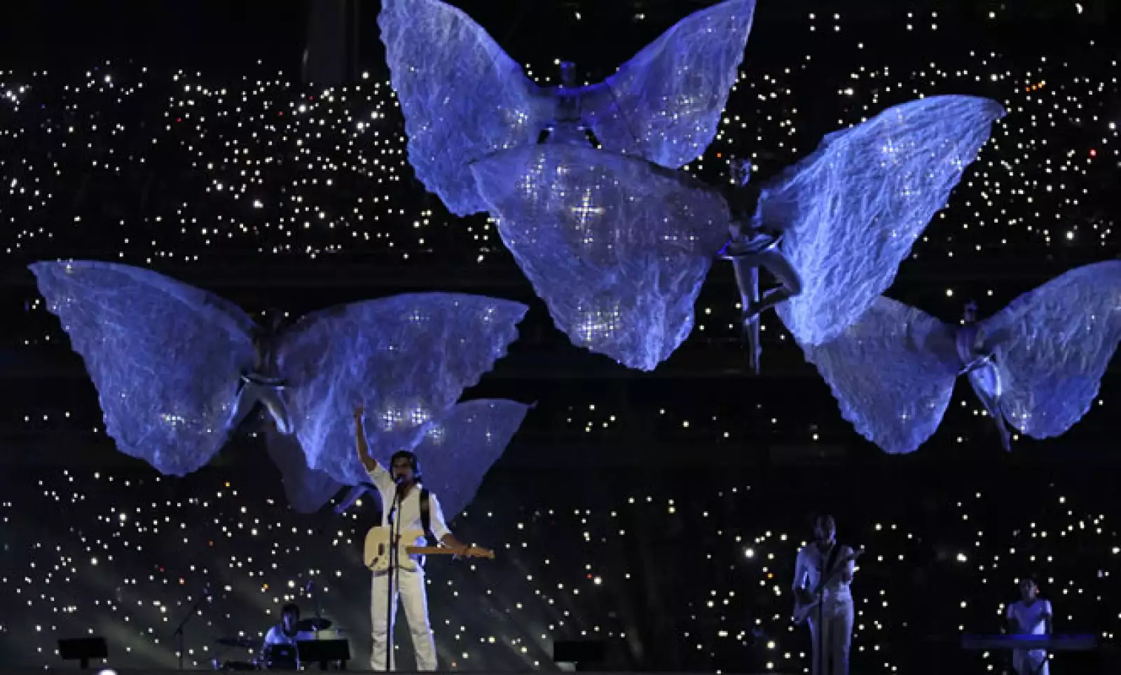 Las voces del grupo Maná, el colombiano Juanes, y Lila Downs, acompañada del tenor José Luis Duval y Eugenia León llenaron de emoción la ceremonia. Nortec sorprendió a todos con el espectáculo de luces y acróbatas que acompañó su presentación de música el