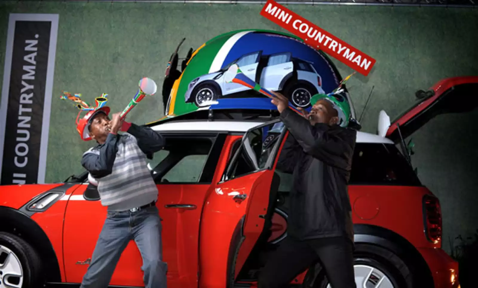 Poco a poco, esta ‘protección’ fue popularizada y en cada partido se veían a más aficionados usando este peculiar casco.