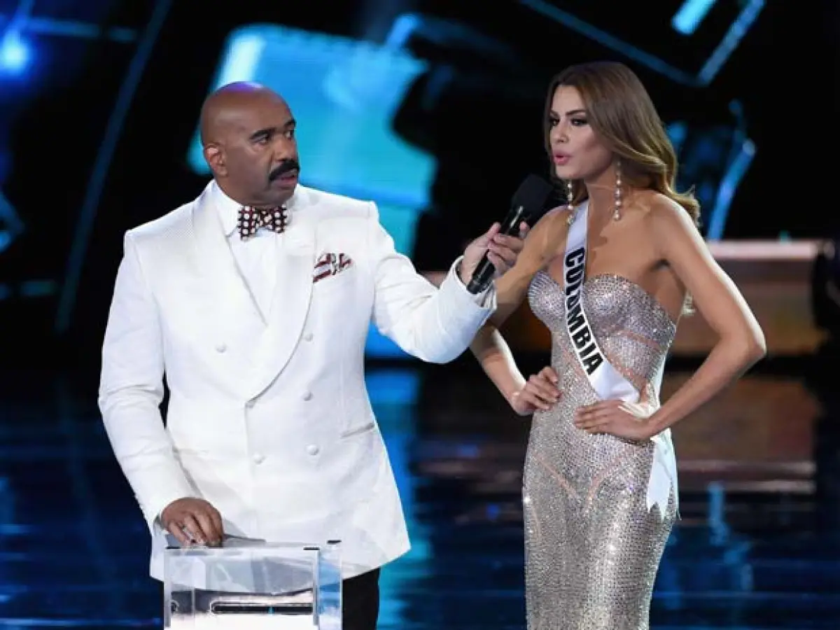 El presentador de Miss Universo cometió un grave error al confudir a la ganadora del certamen.
