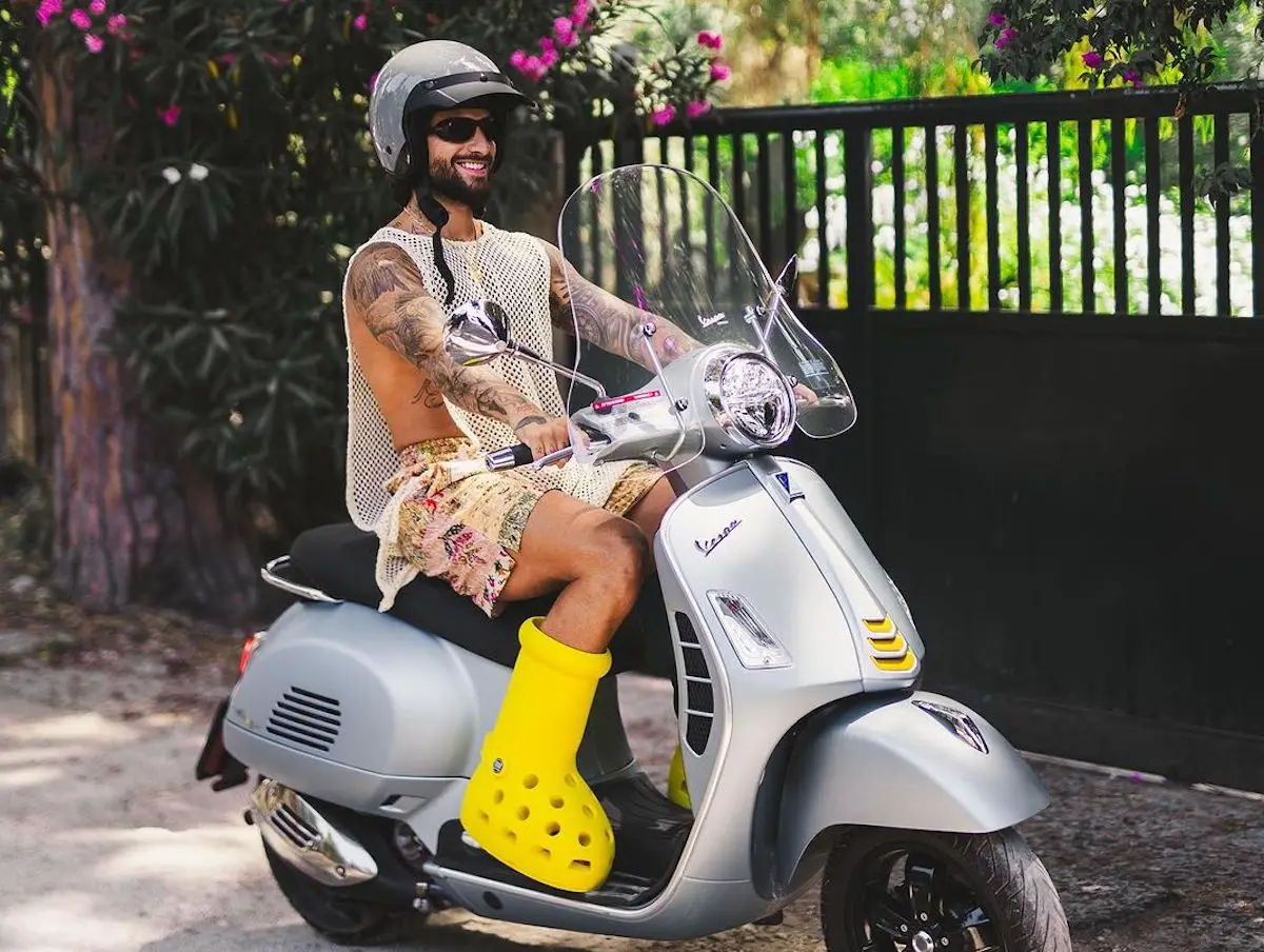 Maluma con las botas colaboración con Crocs. 
