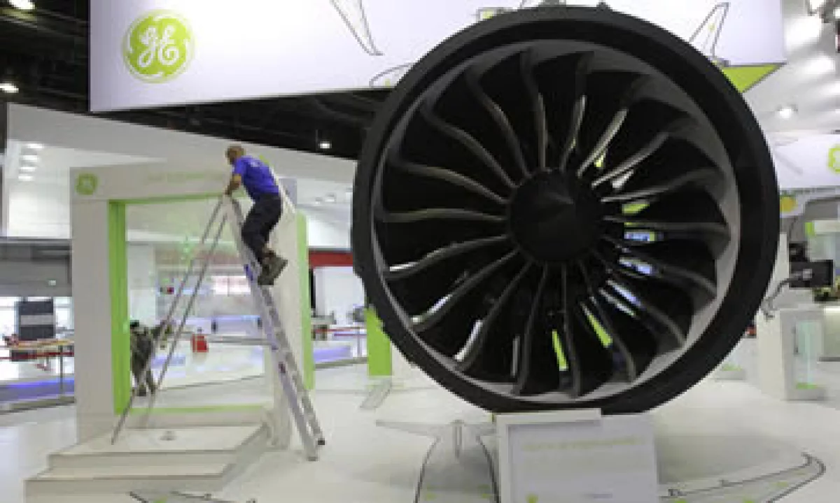 Un empleado le da los toques finales a la exhibición de un motor GEnx, de General Electric, en la muestra parisina que inicia este lunes 20 de junio. (Foto: AP)