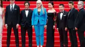 Gael García posando en red carpet con los demás miebros del jurado de la Selección Oficial Nicolas Winding Refn, Jane Campion, Do-yeon Jeon, Zhangke Jia, Willem Dafoe y el director del Cannes Film Festival, Thierry Fremaux.