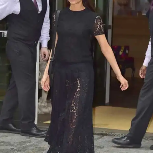 Posh Spice es la mejor embajadora de su firma de lujo. La vimos en Nueva York con un look de su colección Resort 2016 de encaje negro y falda midi que completó con pumps Casadei.