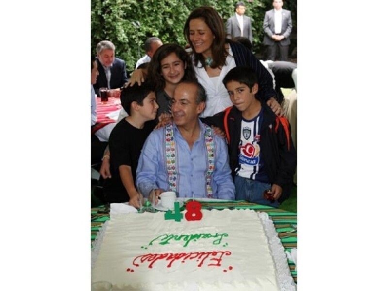 En esta foto Felipe Calderón festejando un cumpleaños en compañía de hijos y esposa.